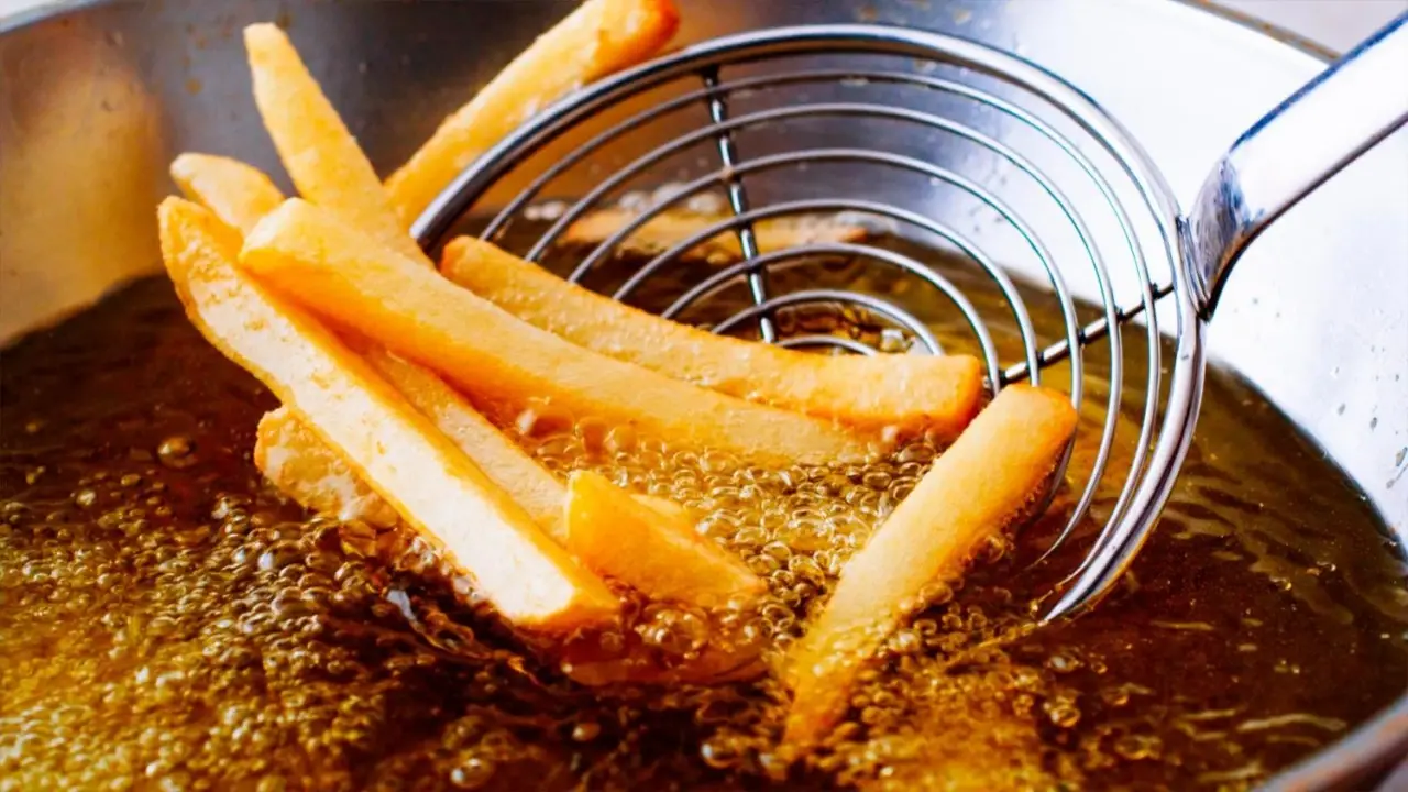 Come eliminare l’odore di fritto in casa: il trucco che usano nei ristoranti Come eliminare l’odore di fritto in casa: il trucco che usano nei ristoranti