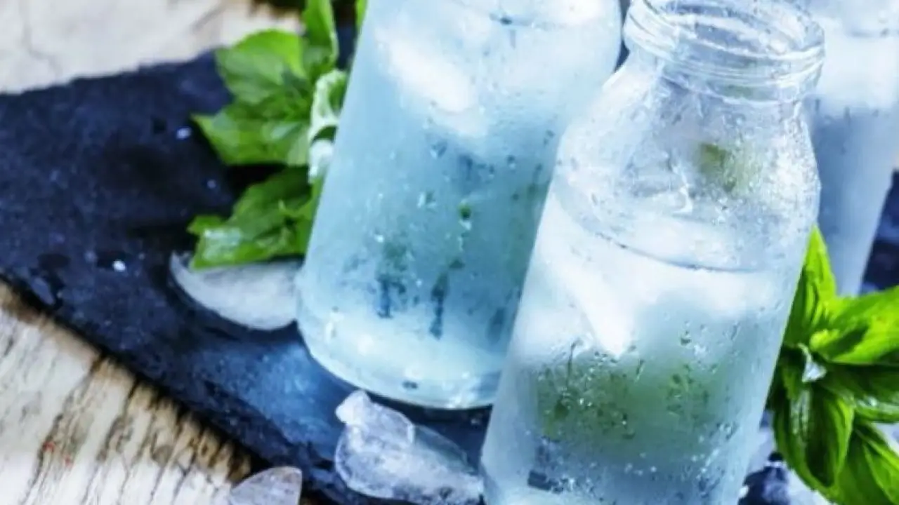 Acqua leggermente salata al mattino: ecco come aiuta la digestione Acqua leggermente salata al mattino: ecco come aiuta la digestione
