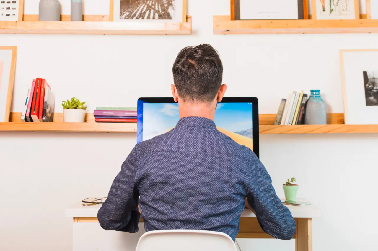 Postura davanti al pc: semplici correzioni che eliminano mal di collo e spalle Postura davanti al pc: semplici correzioni che eliminano mal di collo e spalle
