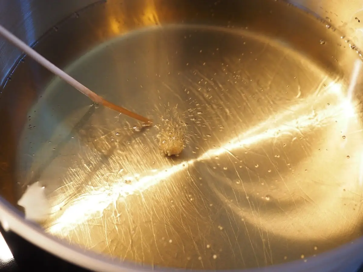 Come eliminare l’odore di frittura in casa in pochi minuti: il trucco che usano nei ristoranti Come eliminare l’odore di frittura in casa in pochi minuti: il trucco che usano nei ristoranti