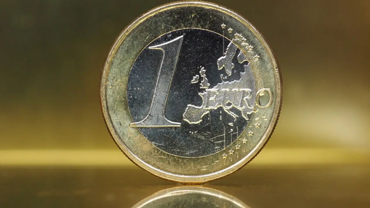Moneta da 1 € con questo simbolo: se ce l’hai in casa vale una fortuna Moneta da 1 € con questo simbolo: se ce l’hai in casa vale una fortuna