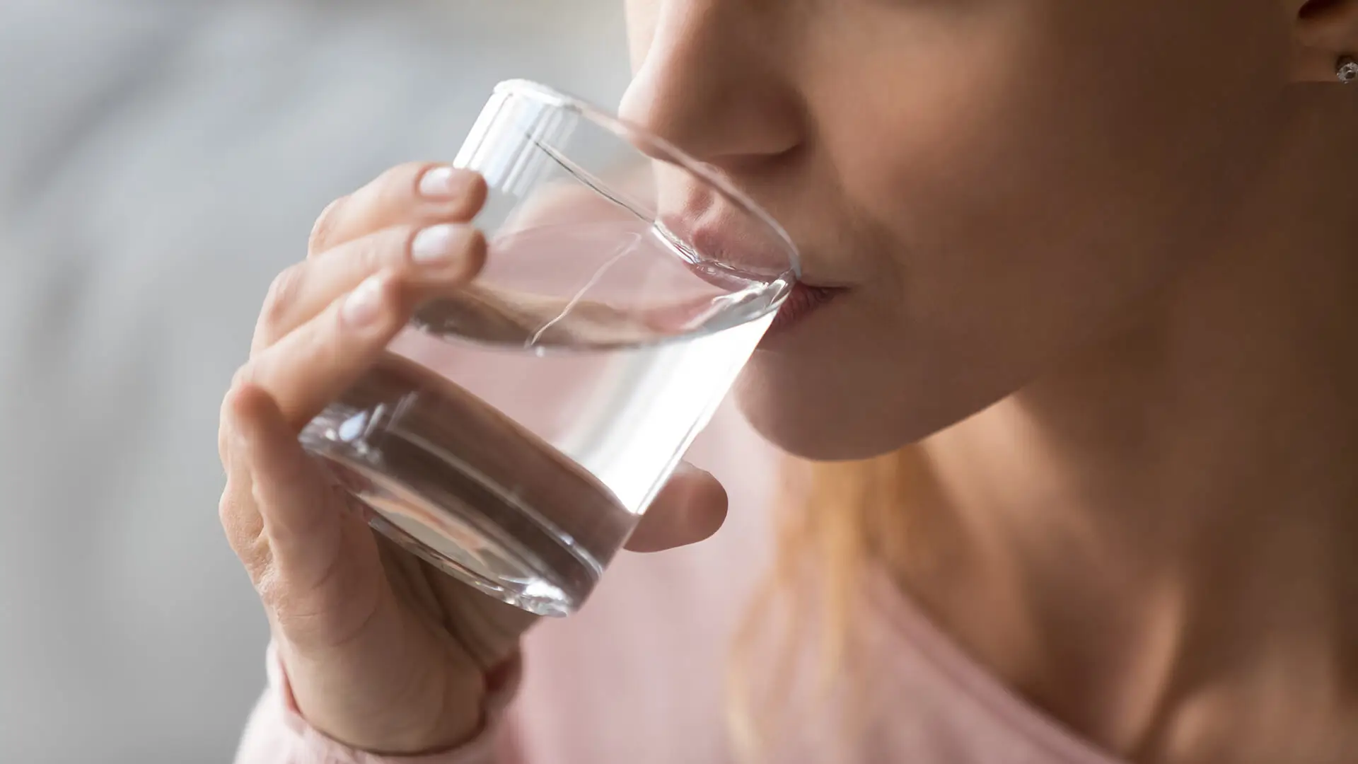 Cosa bere davvero in estate per evitare la disidratazione: l’errore dell’acqua fredda Cosa bere davvero in estate per evitare la disidratazione: l’errore dell’acqua fredda