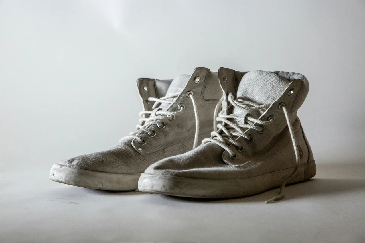 Risparmia subito: allontana i cattivi odori delle scarpe con il rimedio della nonna Risparmia subito: allontana i cattivi odori delle scarpe con il rimedio della nonna