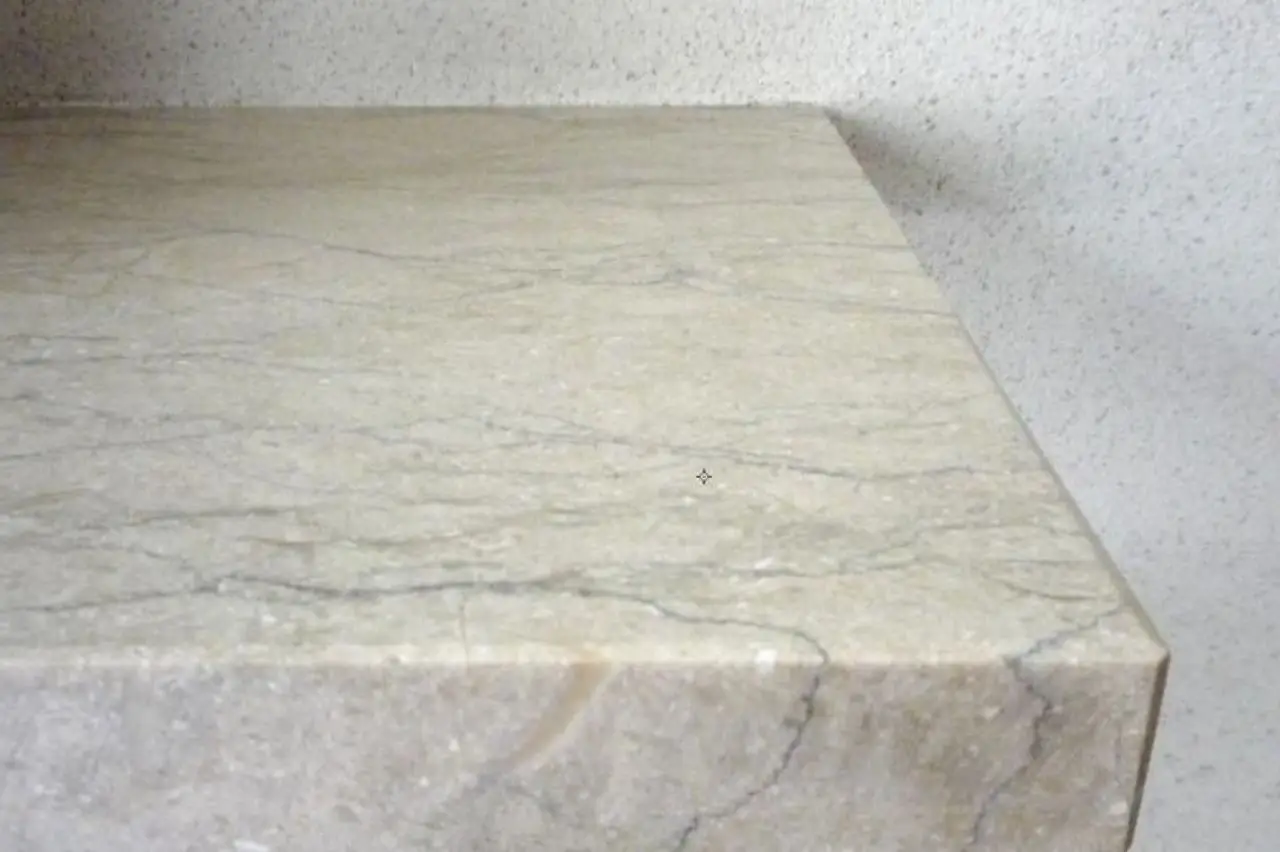 Risparmia subito: elimina le macchie dal marmo usando solo limone e bicarbonato Risparmia subito: elimina le macchie dal marmo usando solo limone e bicarbonato