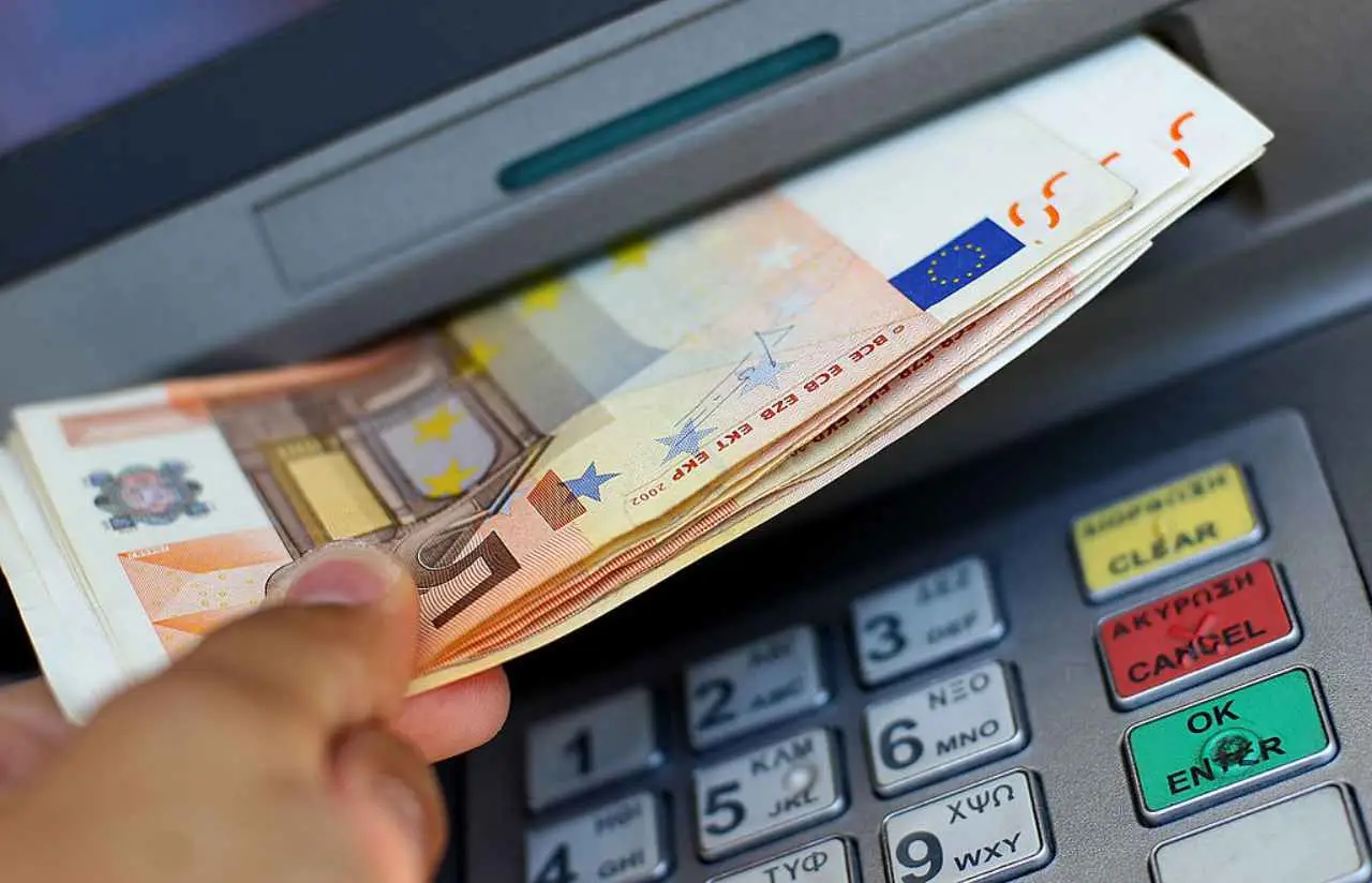 Prelievi di contante ai terminali automatici: ecco quando scattano le verifiche Prelievi di contante ai terminali automatici: ecco quando scattano le verifiche