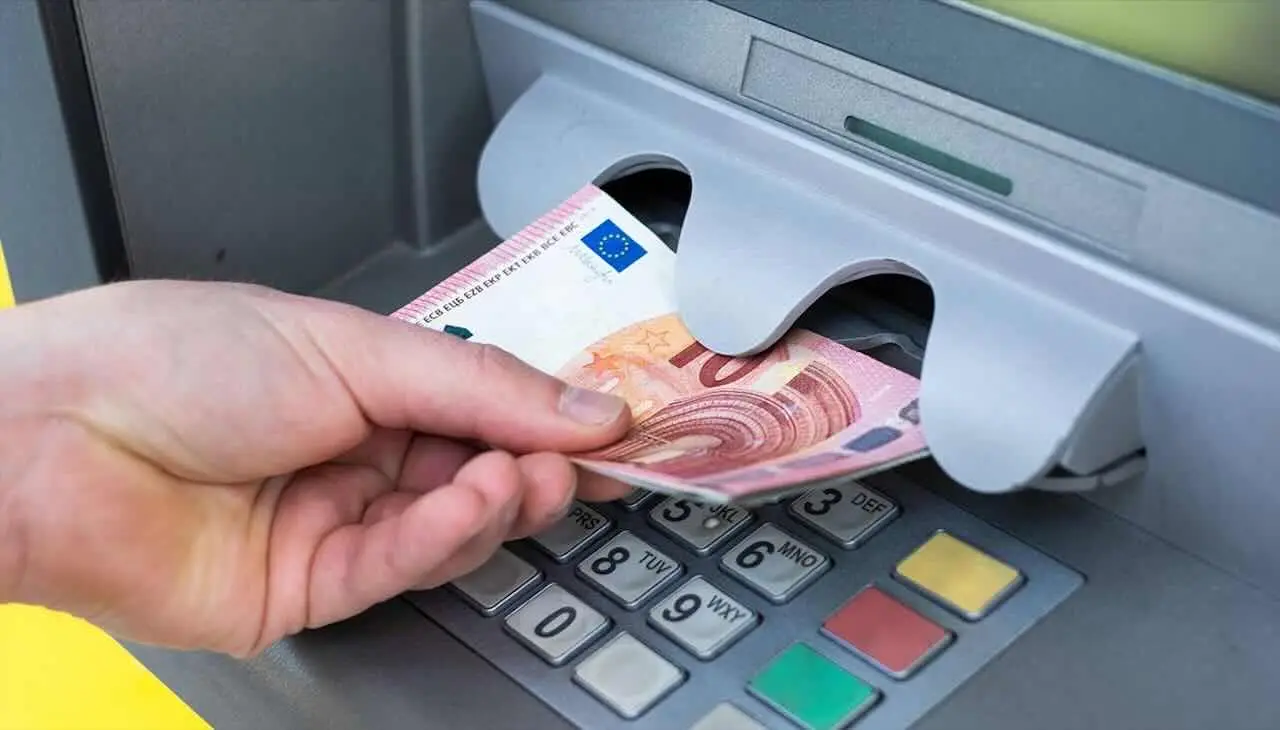 Prelievi di contante ai terminali automatici: ecco quando scattano le verifiche Prelievi di contante ai terminali automatici: ecco quando scattano le verifiche