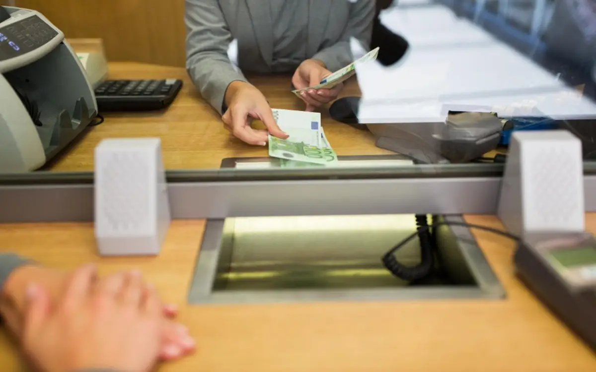 Operazioni bancarie allo sportello: scopri le novità sui costi da questa settimana Operazioni bancarie allo sportello: scopri le novità sui costi da questa settimana