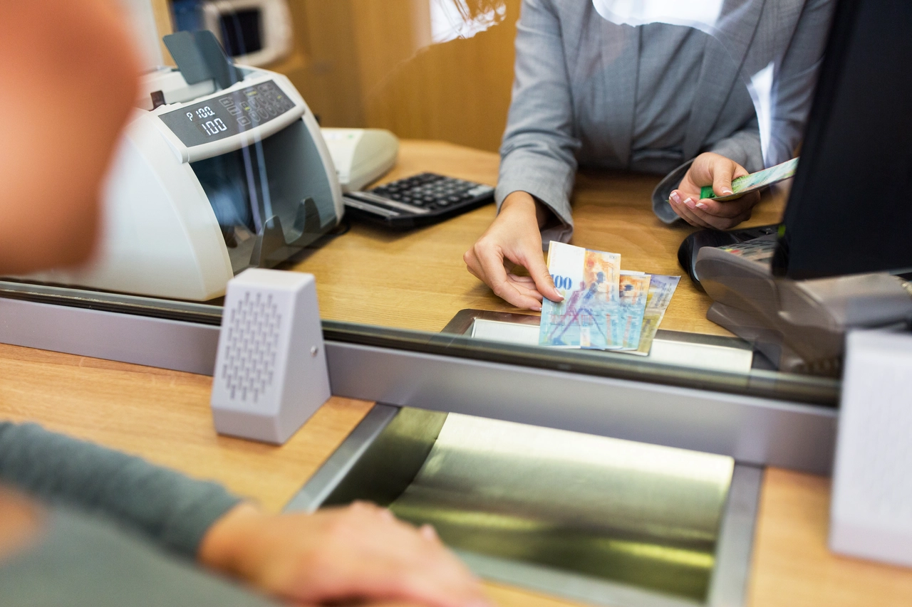 Operazioni bancarie allo sportello: scopri le novità sui costi da questa settimana Operazioni bancarie allo sportello: scopri le novità sui costi da questa settimana