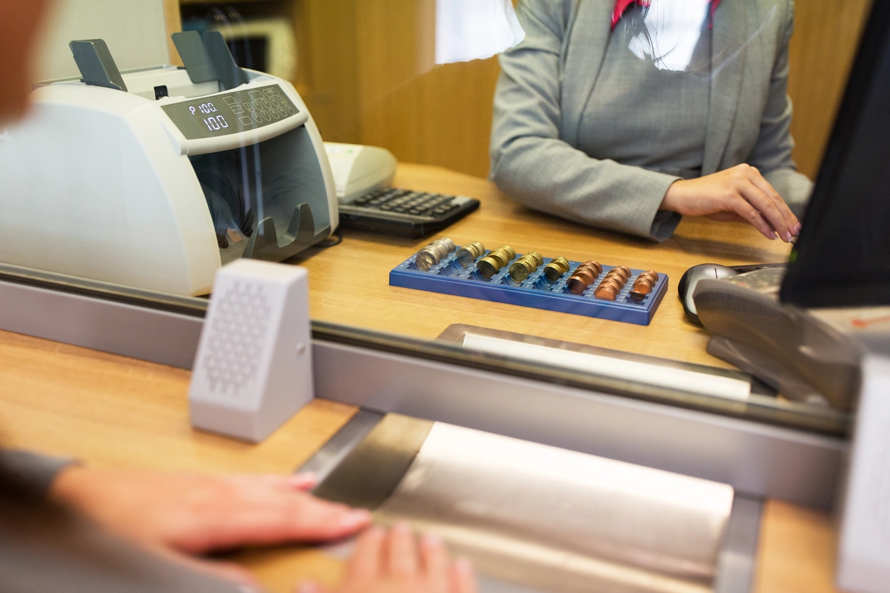Operazioni bancarie allo sportello: scopri le novità sui costi da questa settimana Operazioni bancarie allo sportello: scopri le novità sui costi da questa settimana