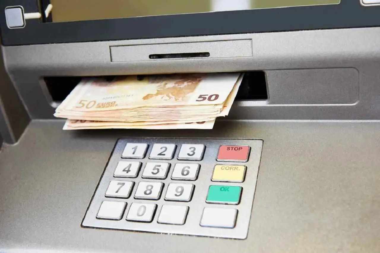 Verifica la nuova procedura di controllo per grandi prelievi di contante dalla banca Verifica la nuova procedura di controllo per grandi prelievi di contante dalla banca