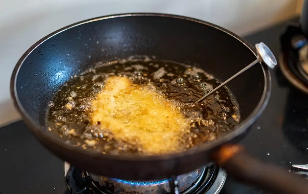Come eliminare l’odore di fritto in casa: il trucco che usano nei ristoranti Come eliminare l’odore di fritto in casa: il trucco che usano nei ristoranti