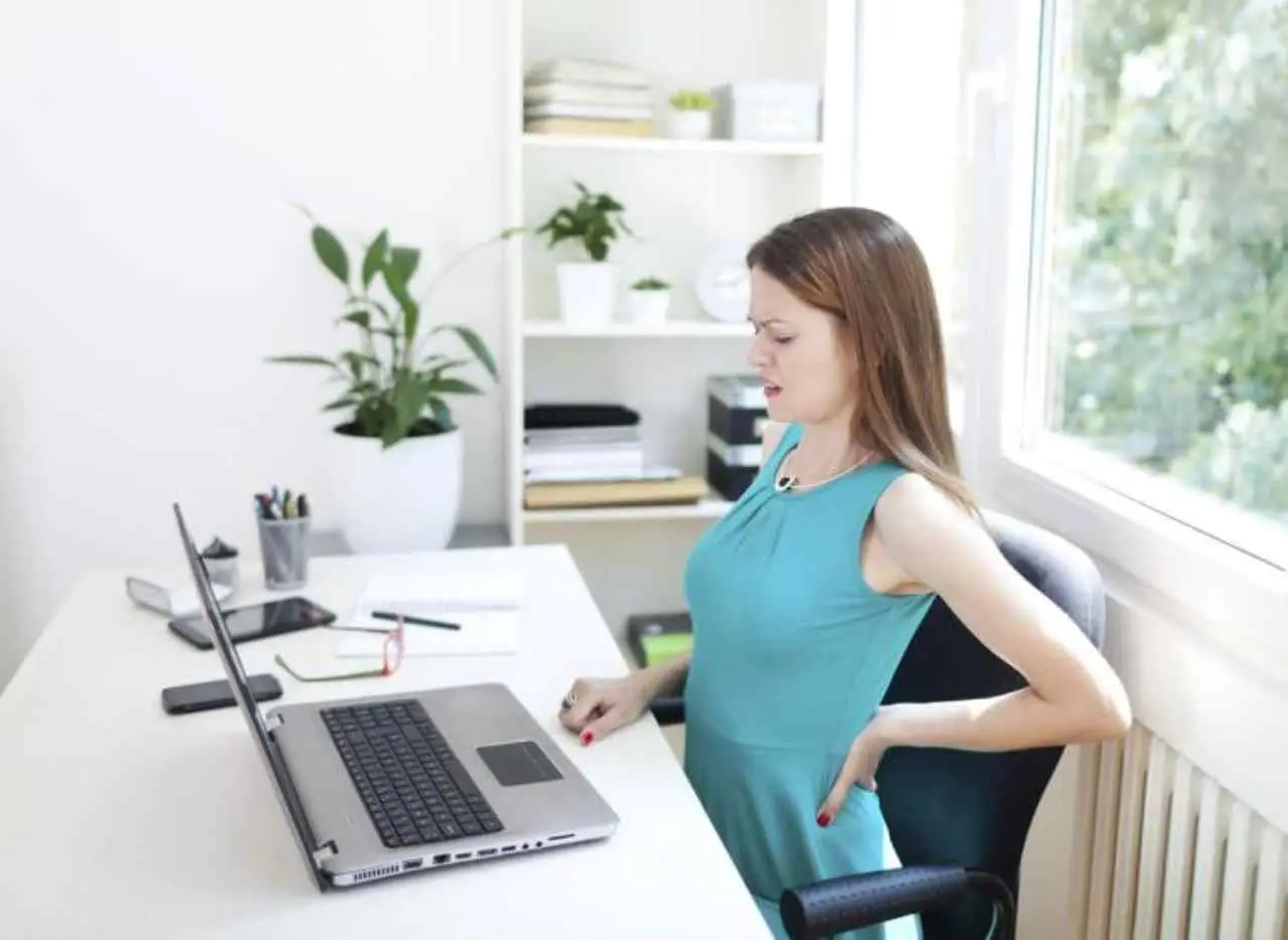 Lavorare da casa: ecco come evitare mal di schiena e cervicale Lavorare da casa: ecco come evitare mal di schiena e cervicale