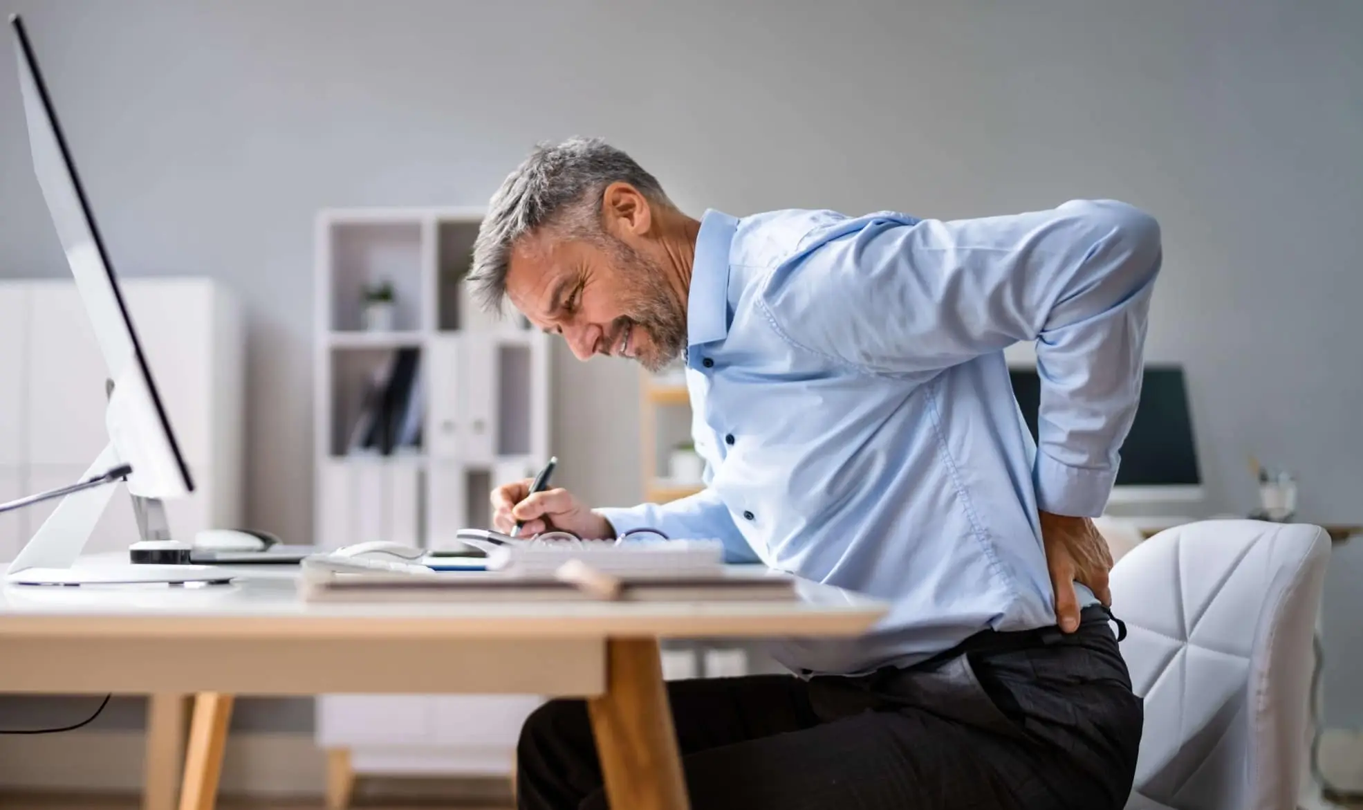 Lavorare da casa: ecco come evitare mal di schiena e cervicale Lavorare da casa: ecco come evitare mal di schiena e cervicale