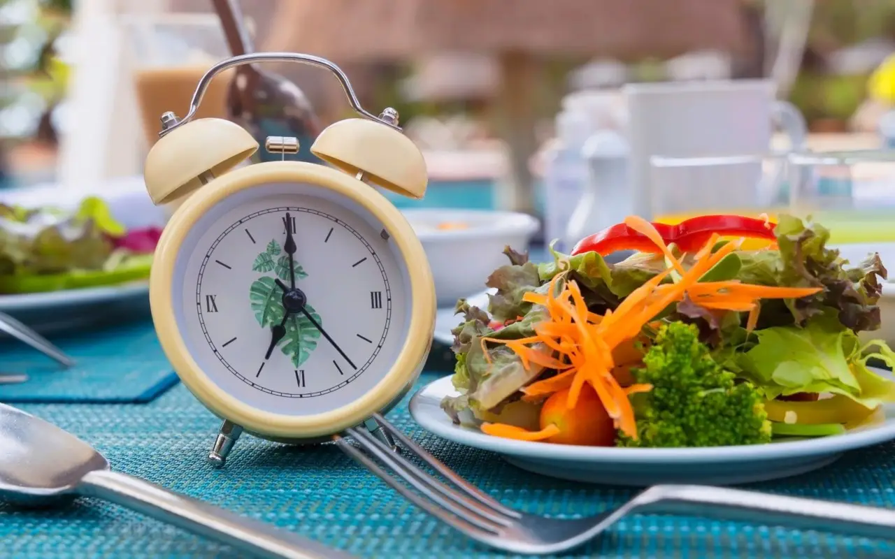 Mangiare dopo le 20: ecco cosa succede davvero al metabolismo Mangiare dopo le 20: ecco cosa succede davvero al metabolismo