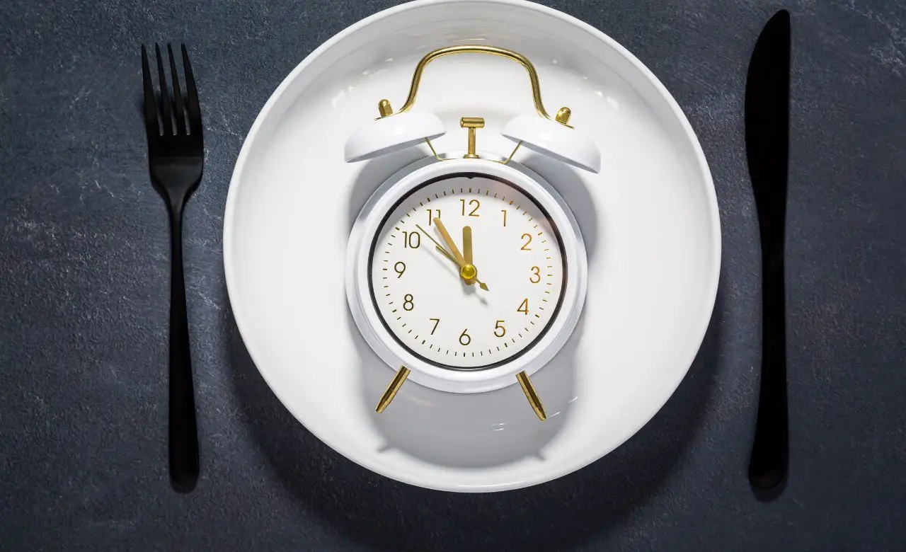 Mangiare dopo le 20: ecco cosa succede davvero al metabolismo Mangiare dopo le 20: ecco cosa succede davvero al metabolismo