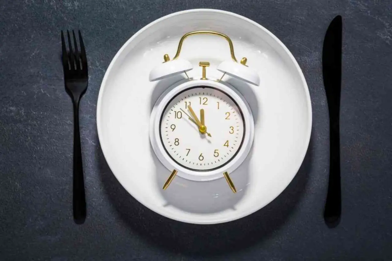Mangiare dopo le 20: ecco cosa succede davvero al metabolismo Mangiare dopo le 20: ecco cosa succede davvero al metabolismo