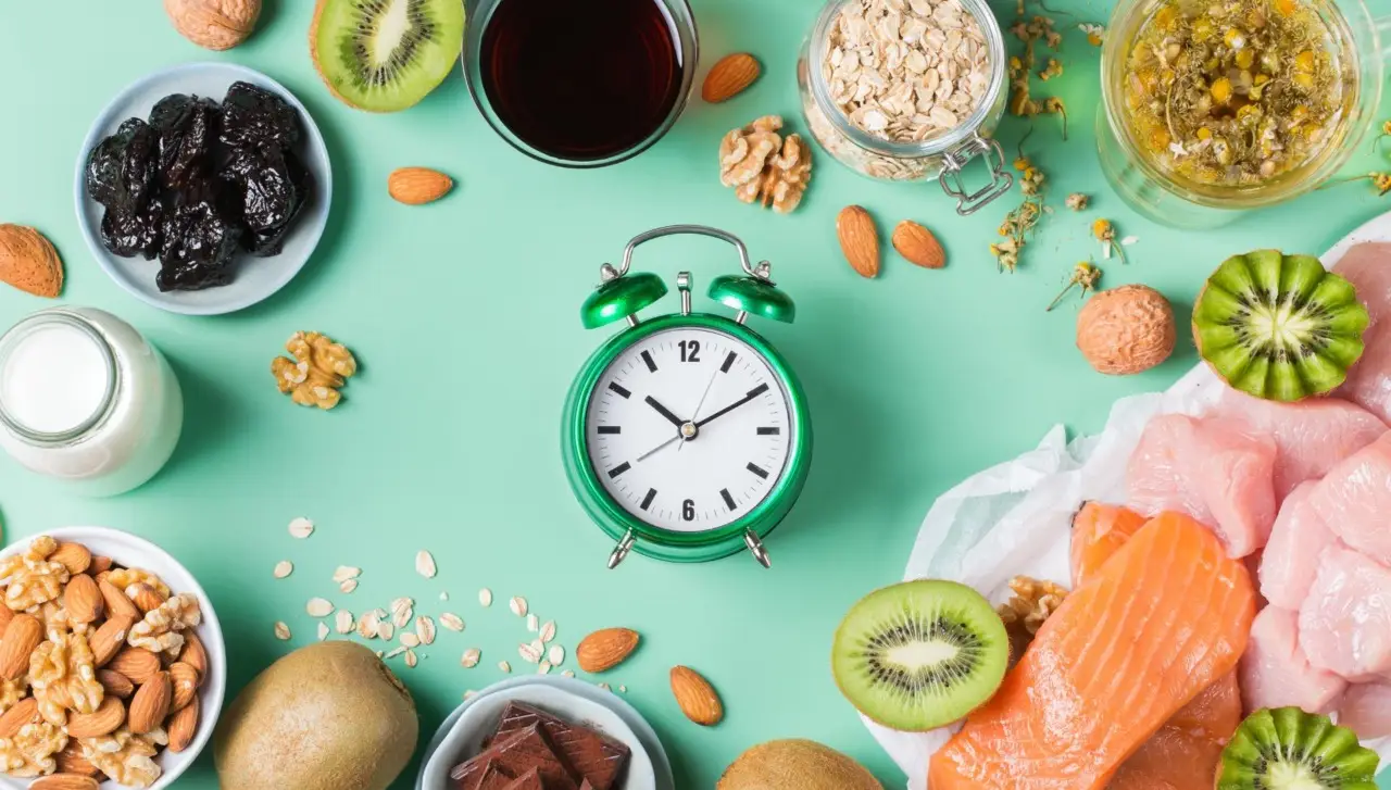 Mangiare dopo le 20: ecco cosa succede davvero al metabolismo Mangiare dopo le 20: ecco cosa succede davvero al metabolismo