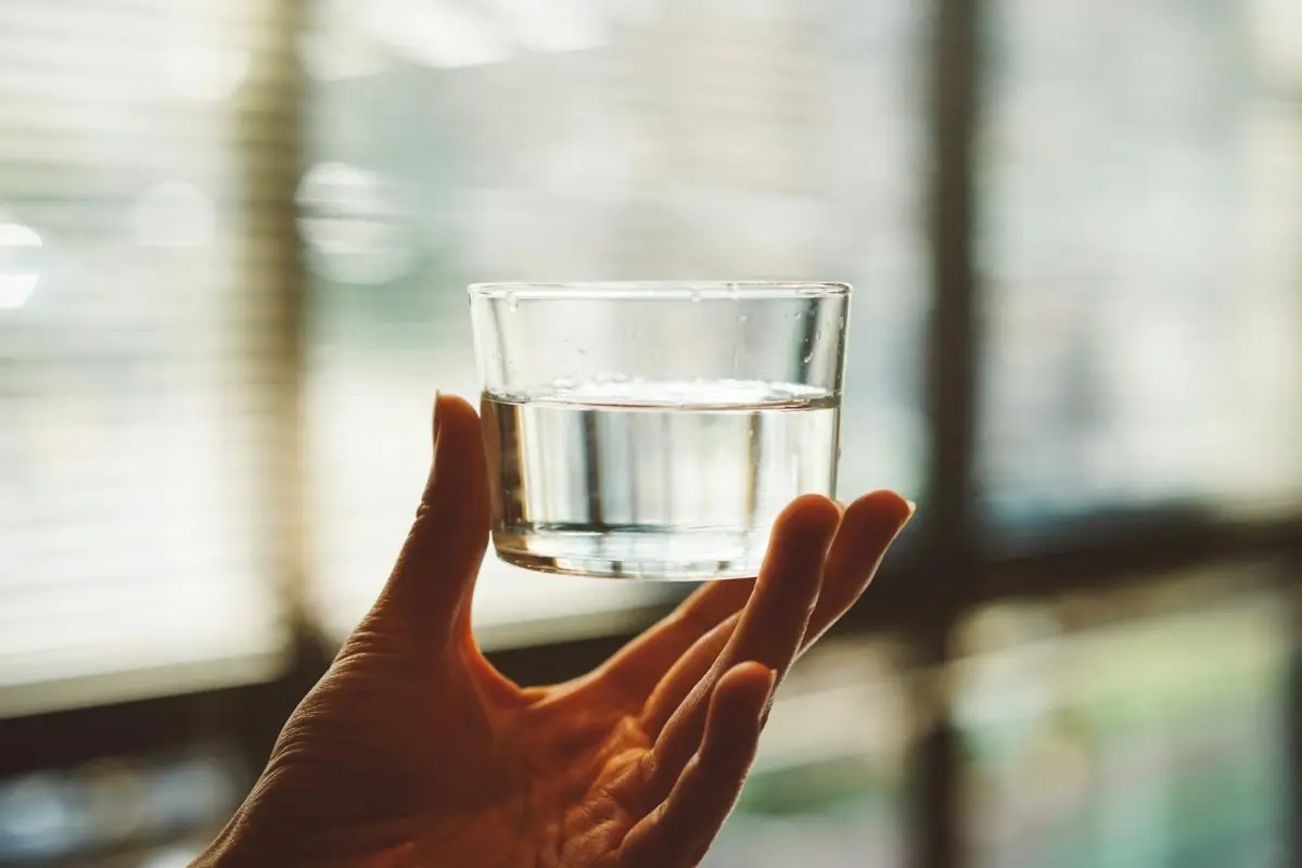 Acqua leggermente salata al mattino: ecco come aiuta la digestione Acqua leggermente salata al mattino: ecco come aiuta la digestione