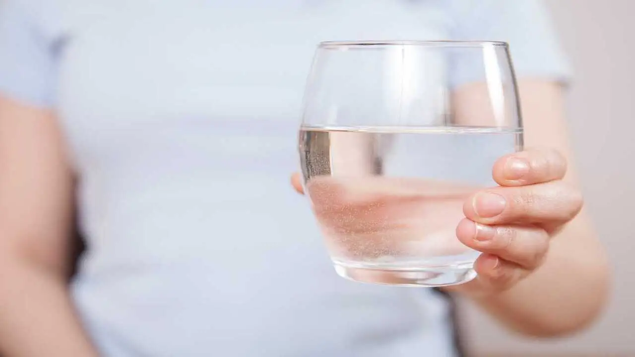 Acqua leggermente salata al mattino: ecco come aiuta la digestione Acqua leggermente salata al mattino: ecco come aiuta la digestione