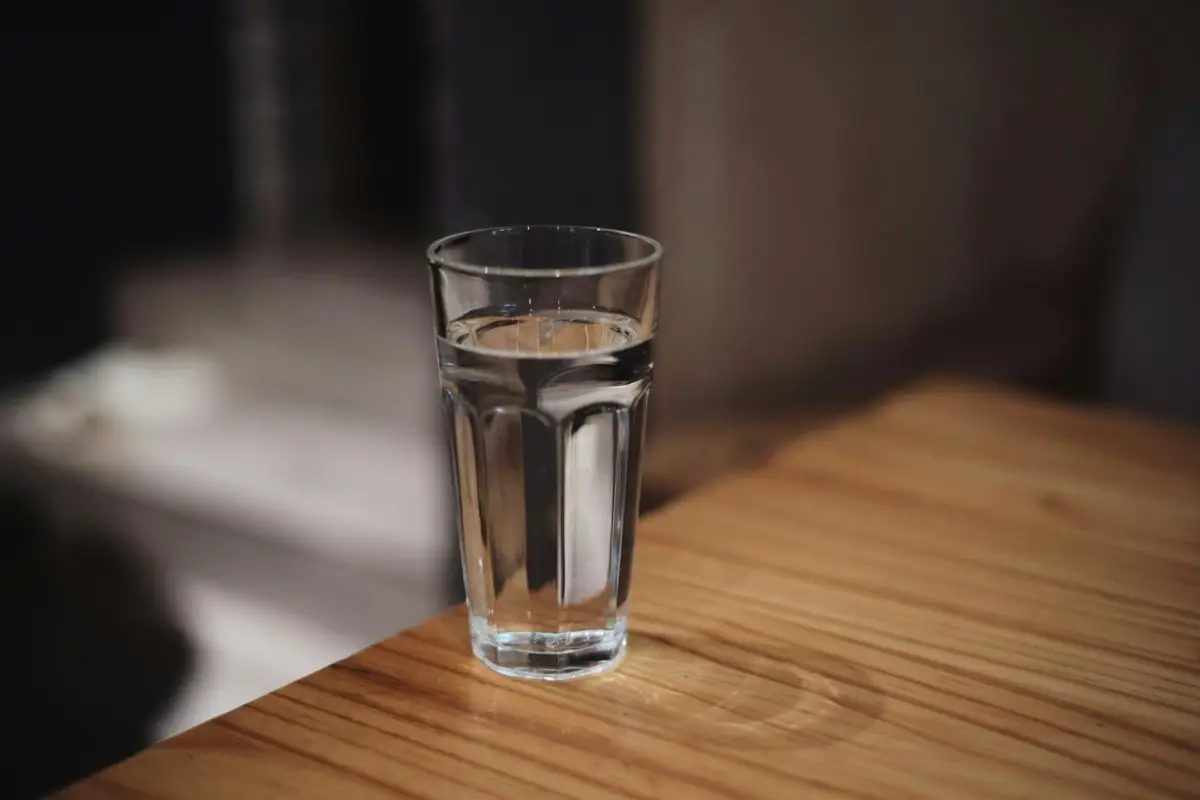 Acqua leggermente salata al mattino: ecco come aiuta la digestione Acqua leggermente salata al mattino: ecco come aiuta la digestione