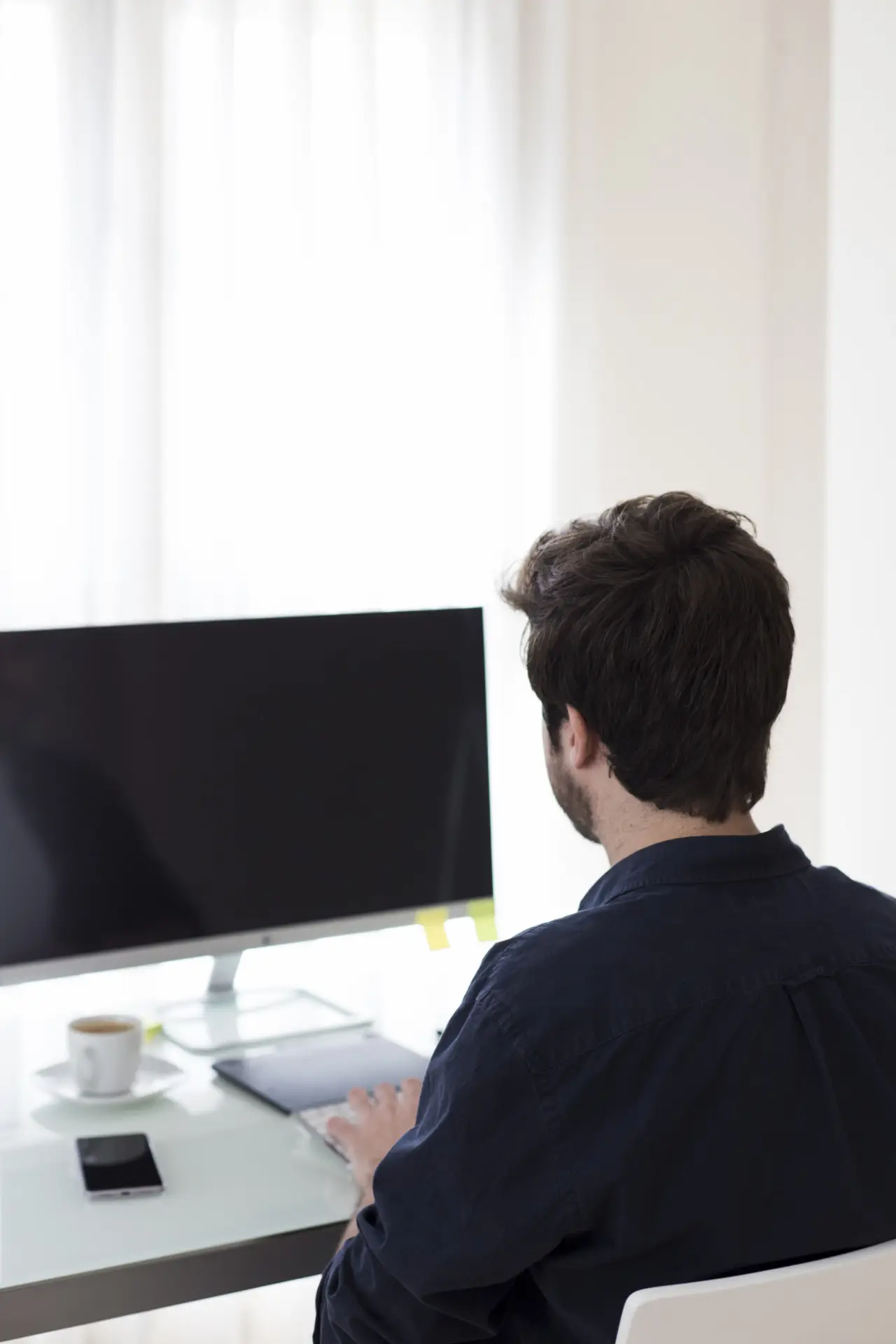 Postura davanti al pc: semplici correzioni che eliminano mal di collo e spalle Postura davanti al pc: semplici correzioni che eliminano mal di collo e spalle