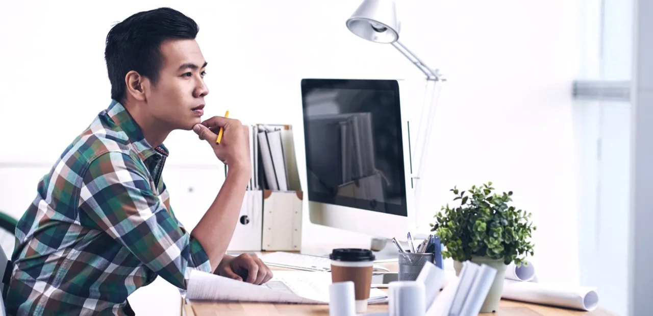 Postura davanti al pc: semplici correzioni che eliminano mal di collo e spalle Postura davanti al pc: semplici correzioni che eliminano mal di collo e spalle