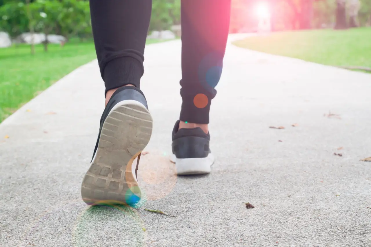 Camminare per pancia sgonfia: minuti consigliati e orari migliori secondo gli esperti Camminare per pancia sgonfia: minuti consigliati e orari migliori secondo gli esperti