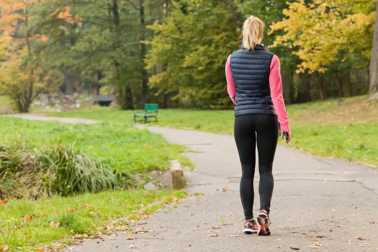Camminare per pancia sgonfia: minuti consigliati e orari migliori secondo gli esperti Camminare per pancia sgonfia: minuti consigliati e orari migliori secondo gli esperti