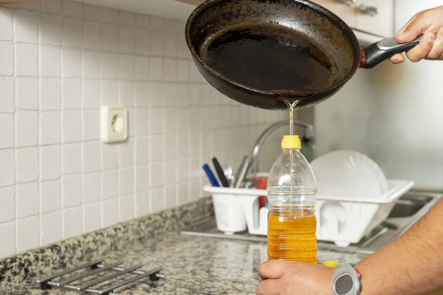 Come eliminare l’odore di frittura in casa in pochi minuti: il trucco che usano nei ristoranti Come eliminare l’odore di frittura in casa in pochi minuti: il trucco che usano nei ristoranti