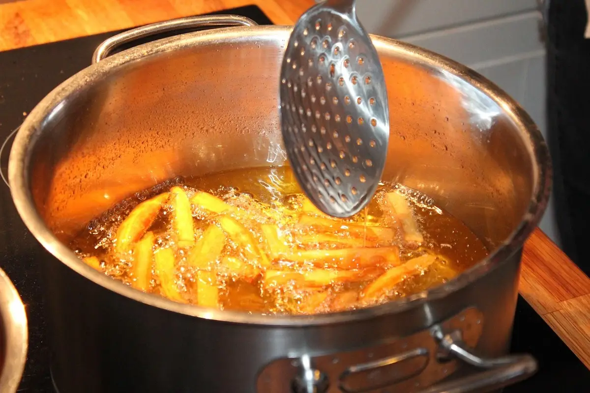 Come eliminare l’odore di frittura in casa in pochi minuti: il trucco che usano nei ristoranti Come eliminare l’odore di frittura in casa in pochi minuti: il trucco che usano nei ristoranti