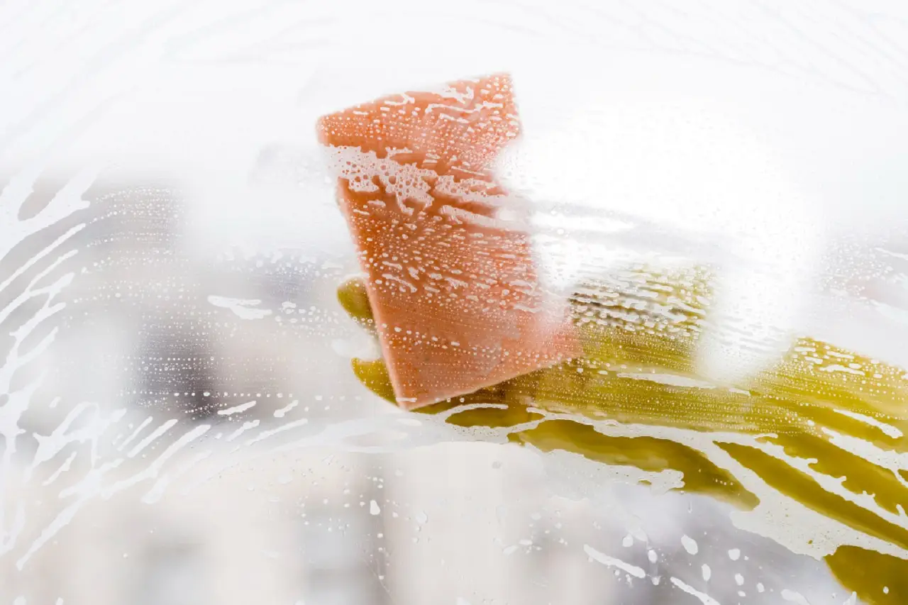 Sapone di Marsiglia per i vetri: il metodo che lascia tutto brillante senza aloni Sapone di Marsiglia per i vetri: il metodo che lascia tutto brillante senza aloni