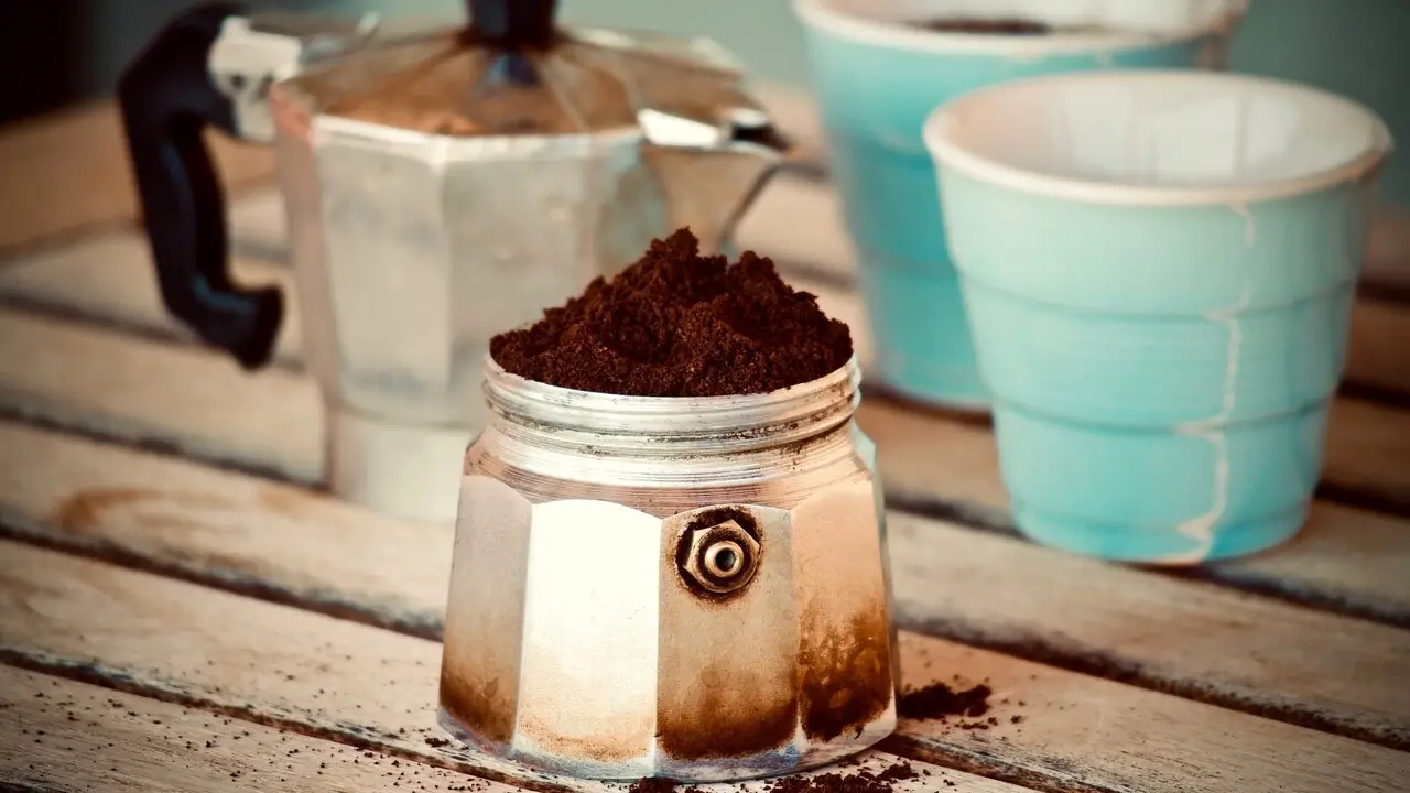 Fondi di caffè nel bidone dell’umido: il trucco geniale che elimina i cattivi odori Fondi di caffè nel bidone dell’umido: il trucco geniale che elimina i cattivi odori