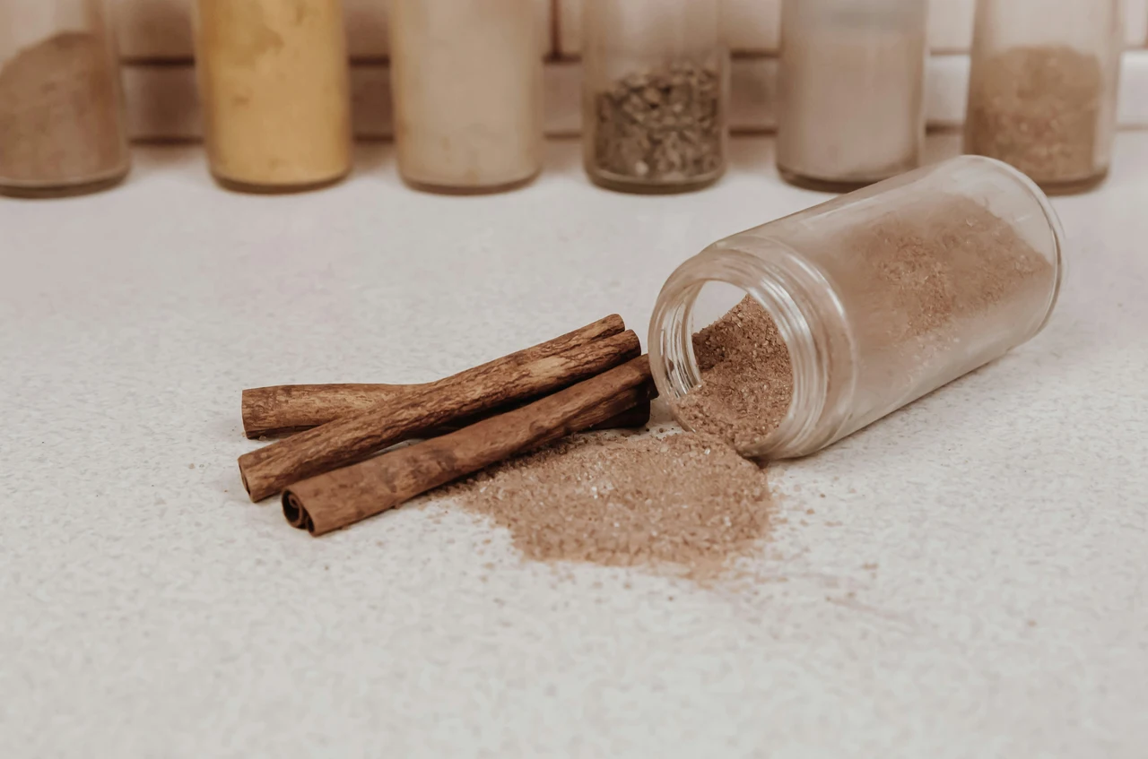 Cannella contro i pesciolini d’argento: il trucco naturale che funziona davvero Cannella contro i pesciolini d’argento: il trucco naturale che funziona davvero