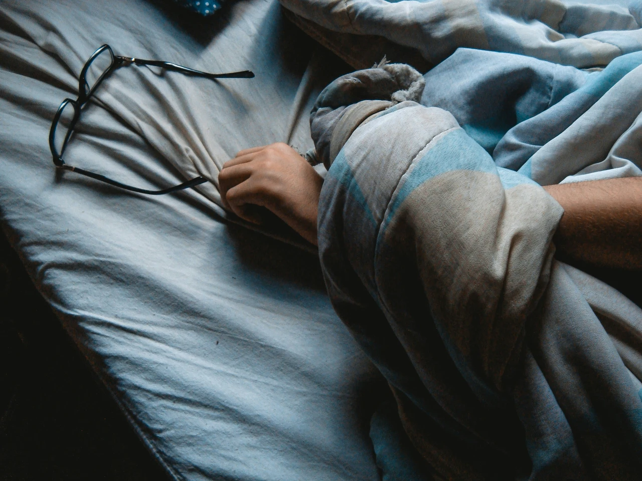Come dormire bene anche con il caldo: il trucco con l’acqua tiepida Come dormire bene anche con il caldo: il trucco con l’acqua tiepida