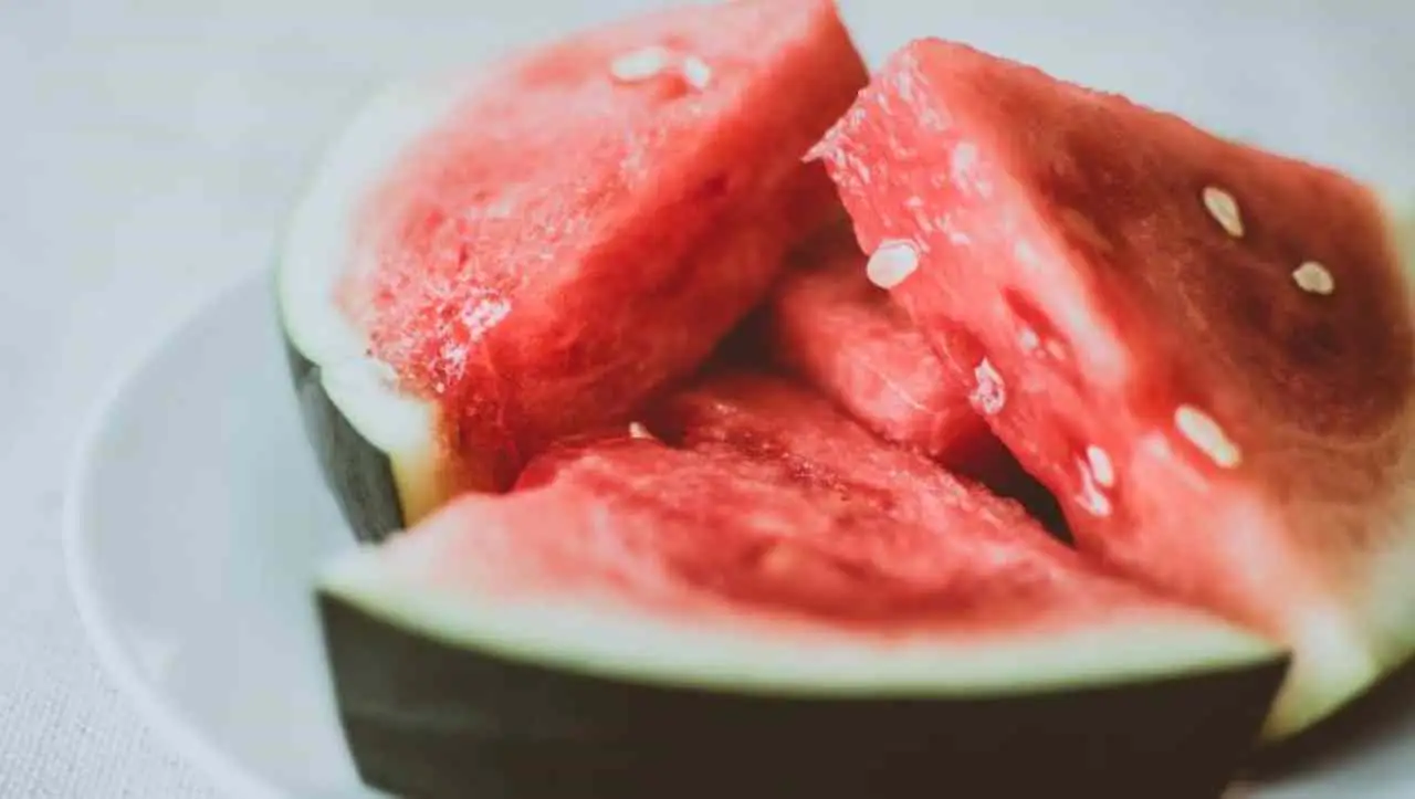 Mangiare cocomero ogni giorno: ecco cosa succede al corpo Mangiare cocomero ogni giorno: ecco cosa succede al corpo