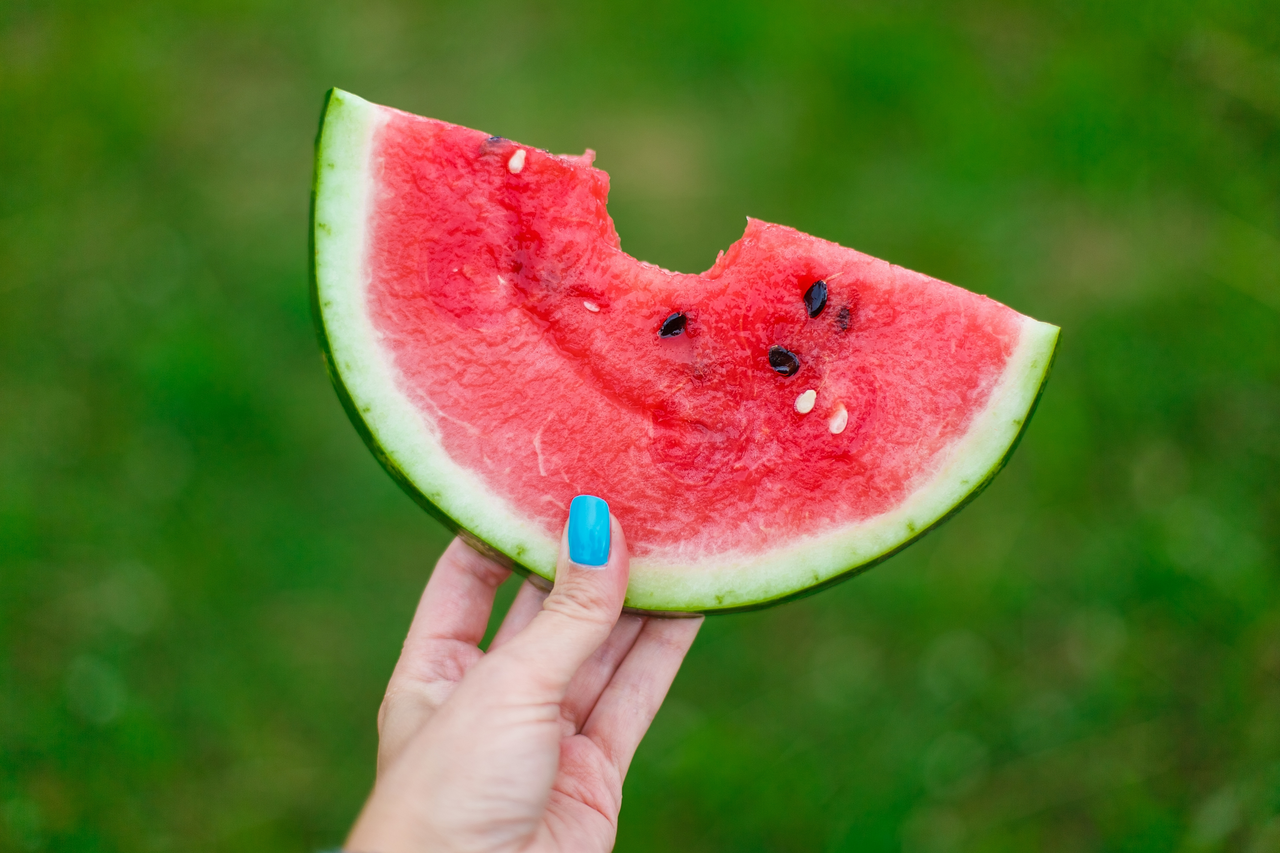 Mangiare cocomero ogni giorno: ecco cosa succede al corpo Mangiare cocomero ogni giorno: ecco cosa succede al corpo