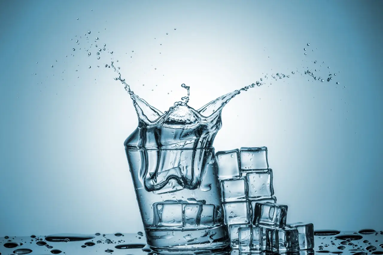 Cosa bere davvero in estate per evitare la disidratazione: l’errore dell’acqua fredda Cosa bere davvero in estate per evitare la disidratazione: l’errore dell’acqua fredda