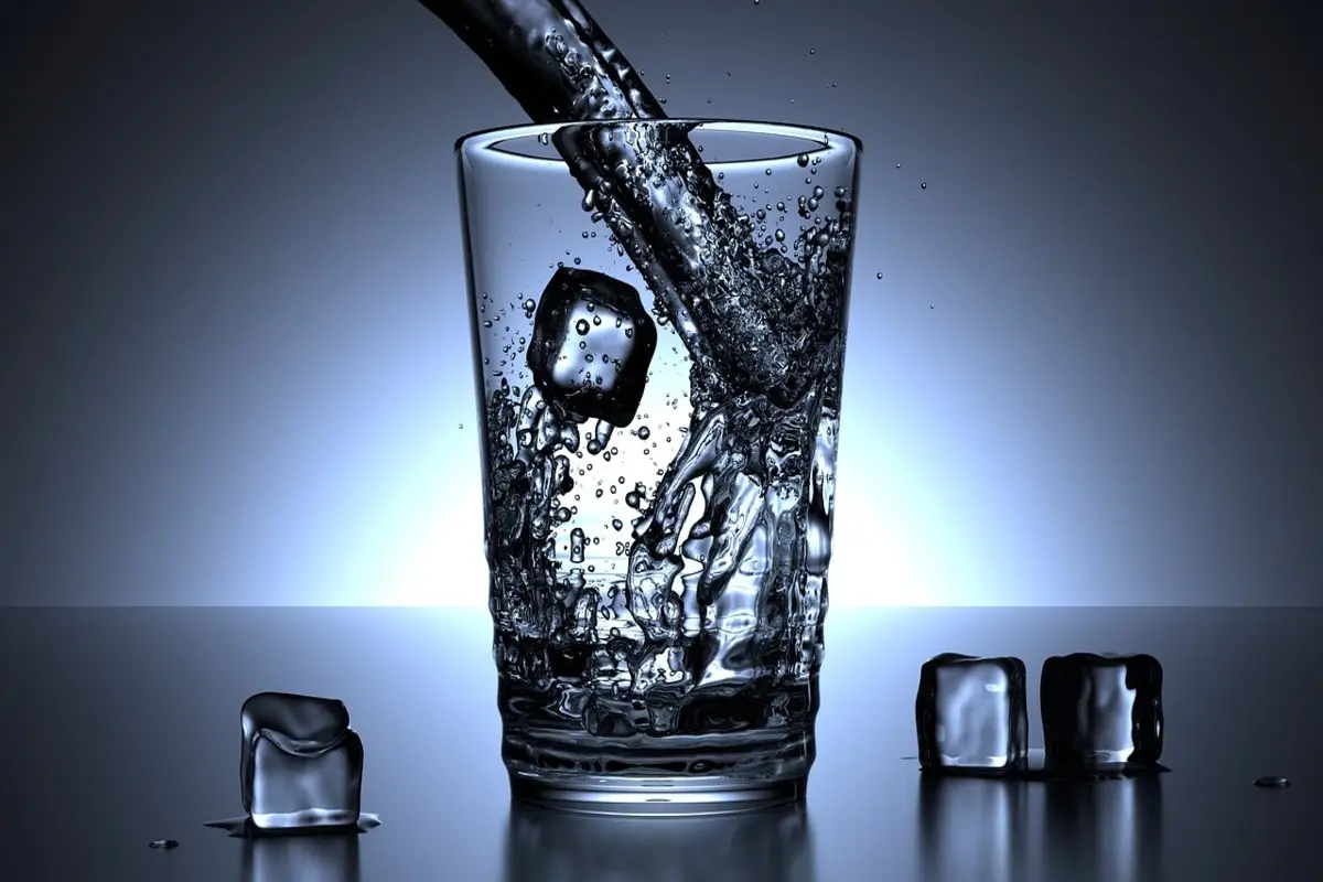 Cosa bere davvero in estate per evitare la disidratazione: l’errore dell’acqua fredda Cosa bere davvero in estate per evitare la disidratazione: l’errore dell’acqua fredda