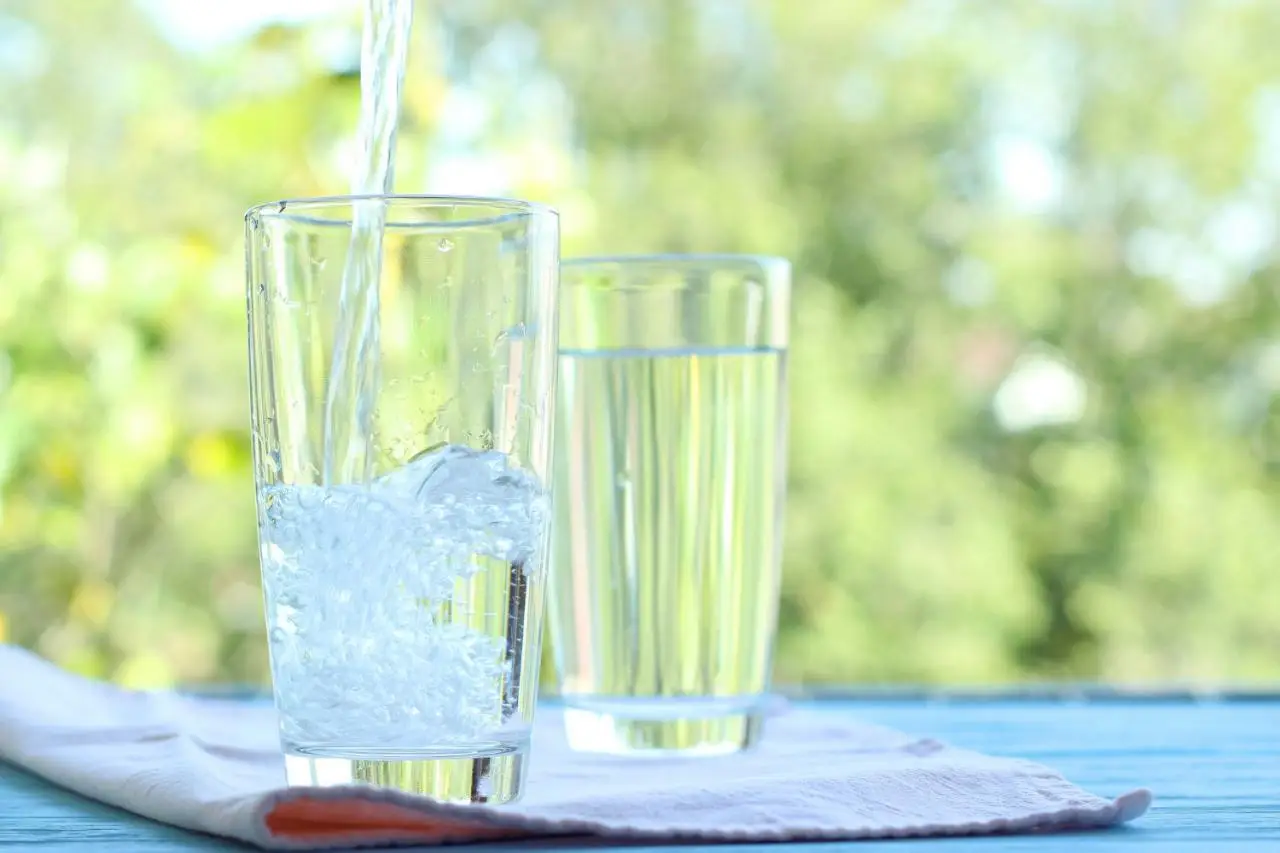 Cosa bere davvero in estate per evitare la disidratazione: l’errore dell’acqua fredda Cosa bere davvero in estate per evitare la disidratazione: l’errore dell’acqua fredda