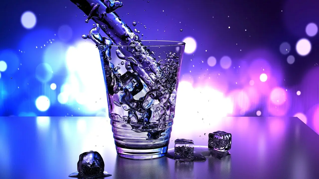 Cosa bere davvero in estate per evitare la disidratazione: l’errore dell’acqua fredda Cosa bere davvero in estate per evitare la disidratazione: l’errore dell’acqua fredda