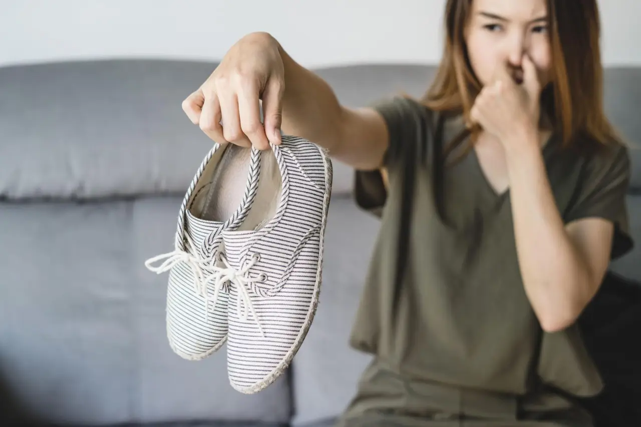 Risparmia subito: allontana i cattivi odori delle scarpe con il rimedio della nonna Risparmia subito: allontana i cattivi odori delle scarpe con il rimedio della nonna