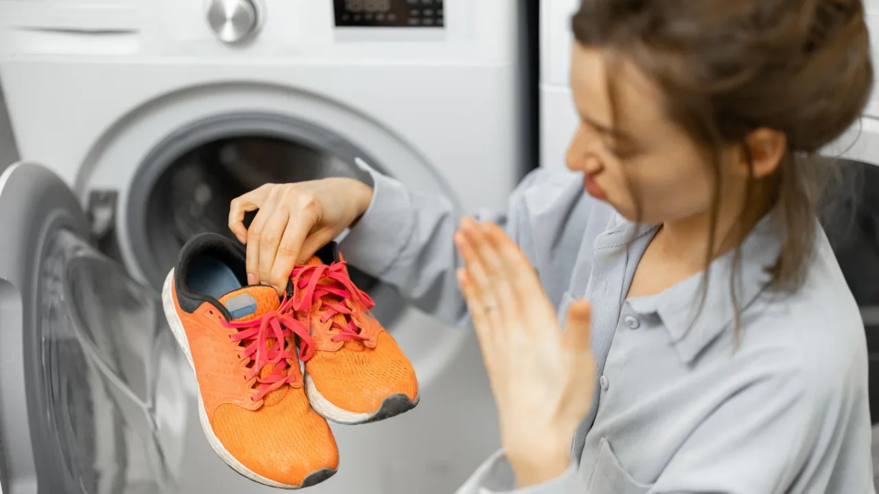 Risparmia subito: allontana i cattivi odori delle scarpe con il rimedio della nonna Risparmia subito: allontana i cattivi odori delle scarpe con il rimedio della nonna