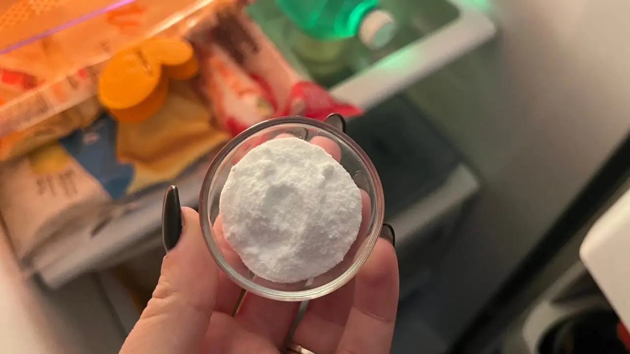 Bicarbonato e limone: la soluzione veloce per dire addio ai cattivi odori nel frigo Bicarbonato e limone: la soluzione veloce per dire addio ai cattivi odori nel frigo