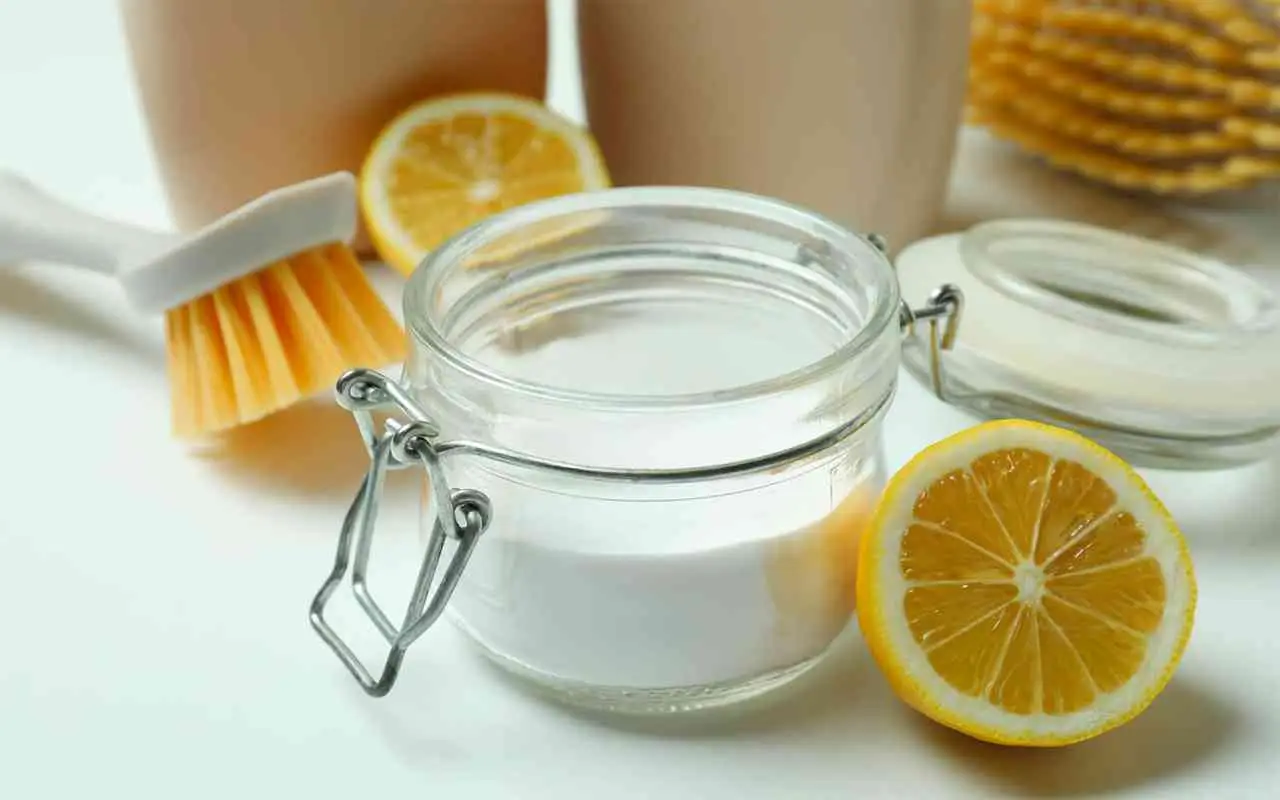 Bicarbonato e limone: la soluzione veloce per dire addio ai cattivi odori nel frigo Bicarbonato e limone: la soluzione veloce per dire addio ai cattivi odori nel frigo