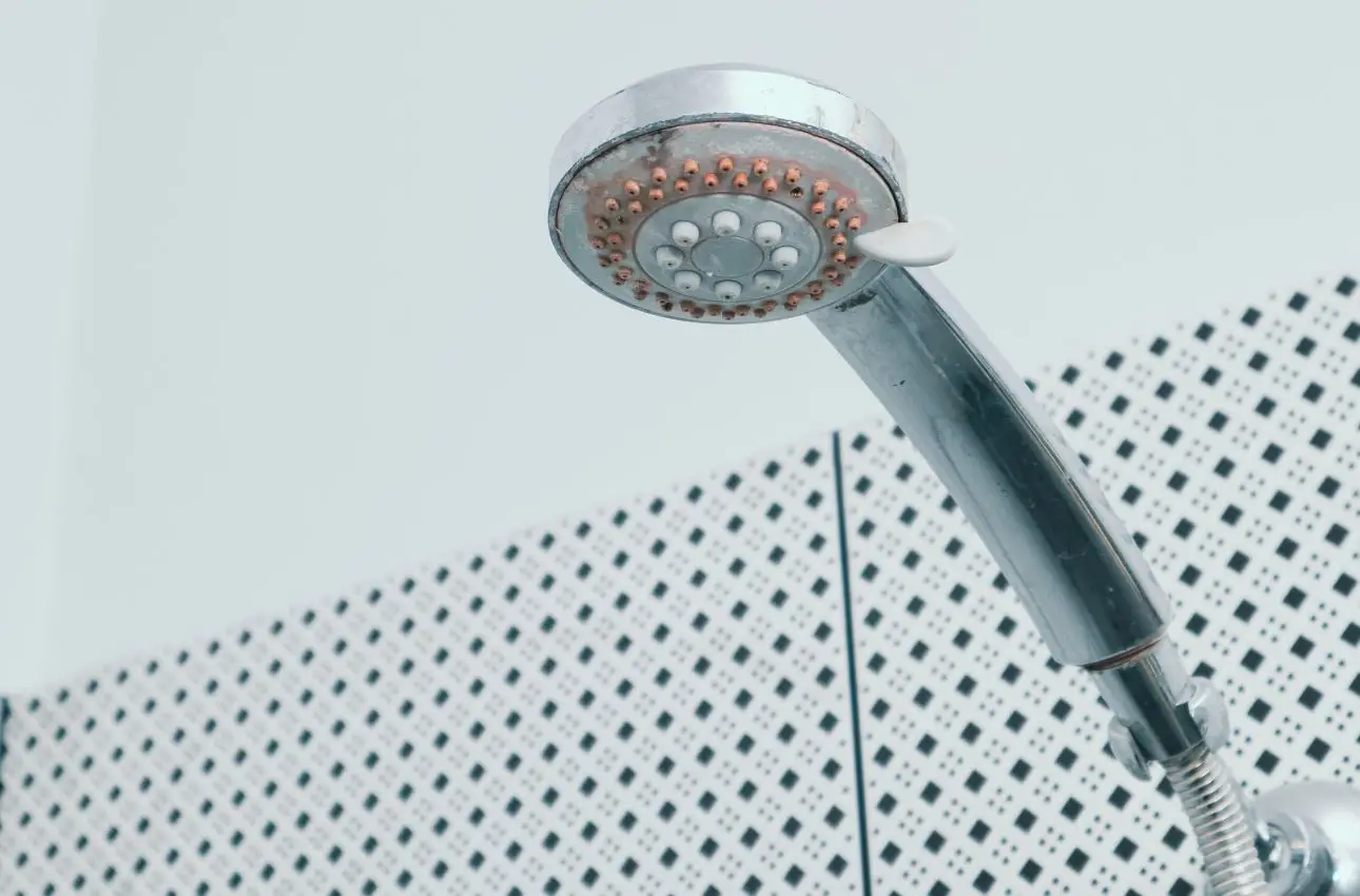 Come togliere il calcare dal soffione della doccia usando solo aceto e acqua calda Come togliere il calcare dal soffione della doccia usando solo aceto e acqua calda