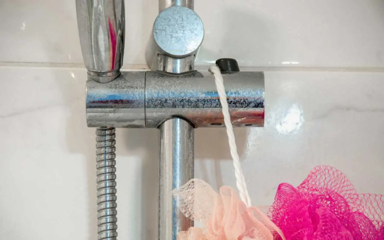 Come togliere il calcare dal soffione della doccia usando solo aceto e acqua calda Come togliere il calcare dal soffione della doccia usando solo aceto e acqua calda