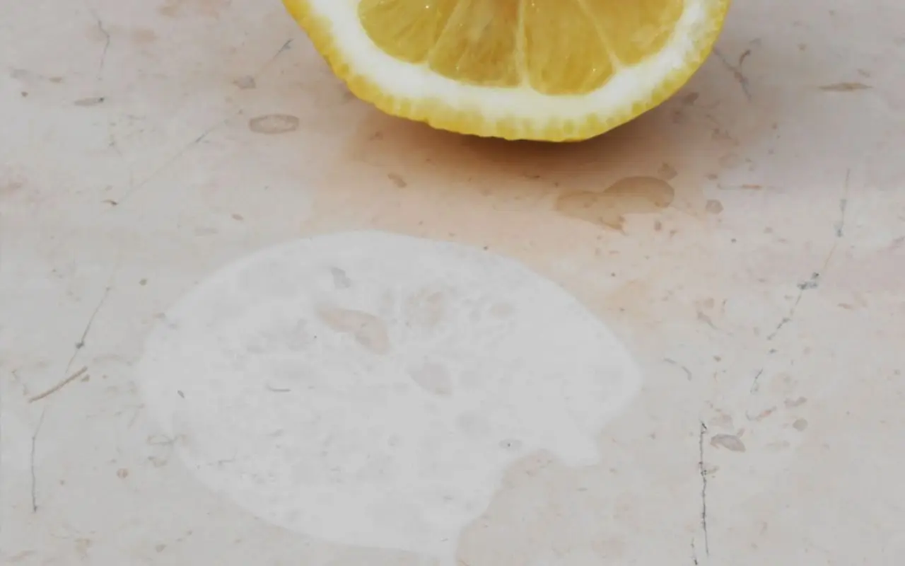 Risparmia subito: elimina le macchie dal marmo usando solo limone e bicarbonato Risparmia subito: elimina le macchie dal marmo usando solo limone e bicarbonato