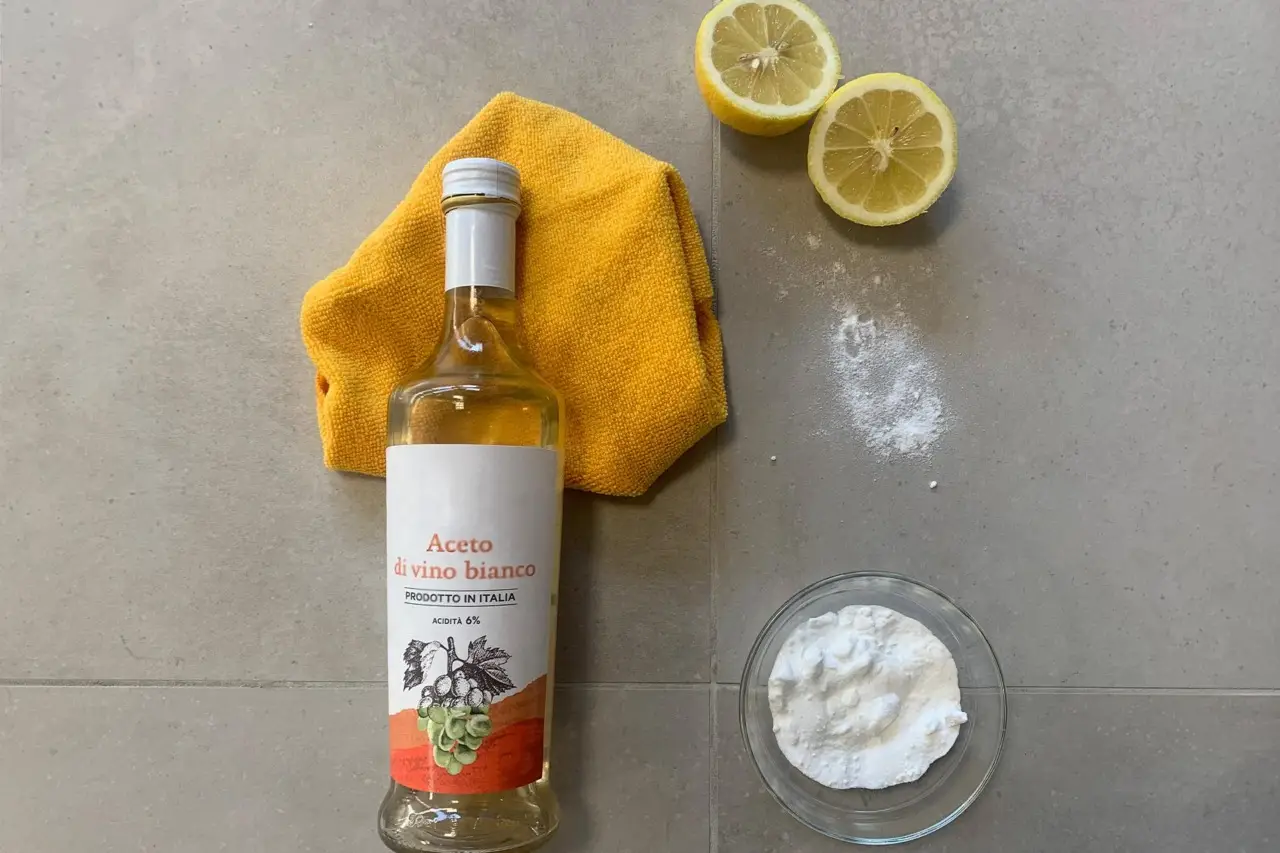 Risparmia subito: elimina le macchie dal marmo usando solo limone e bicarbonato Risparmia subito: elimina le macchie dal marmo usando solo limone e bicarbonato