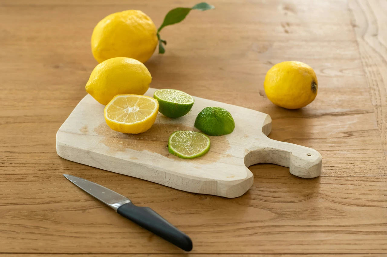 Devi disinfettare il tagliere? Ecco la soluzione veloce con sale e limone Devi disinfettare il tagliere? Ecco la soluzione veloce con sale e limone