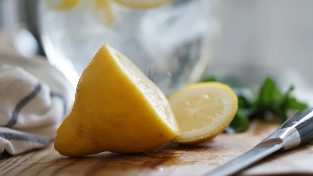 Devi disinfettare il tagliere? Ecco la soluzione veloce con sale e limone Devi disinfettare il tagliere? Ecco la soluzione veloce con sale e limone
